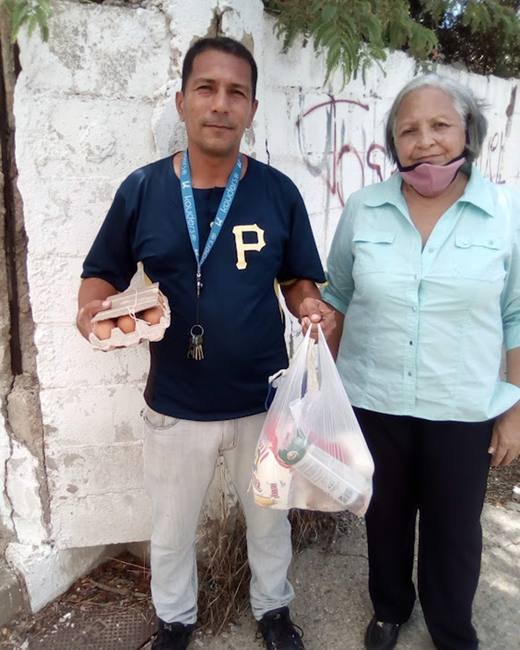 Entrega de alimentos a la comunidad