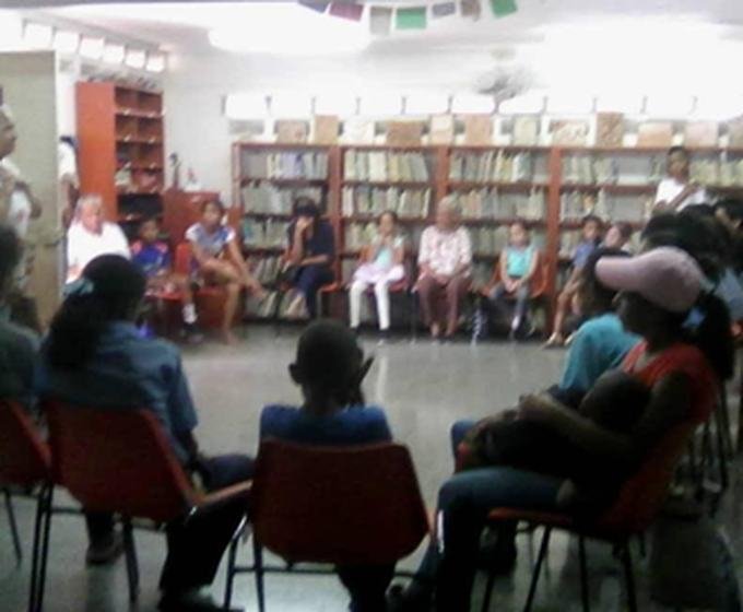 Encuentro comunitario en la biblioteca de Guaracarumbo